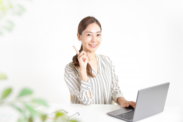 女性とパソコン